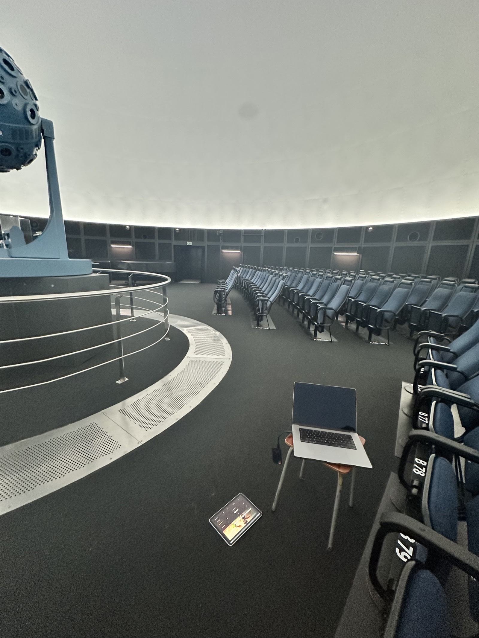 Innenraum des Planetariums Jena mit Zeiss-Projektor, Kuppel, Sitzreihen — im Vordergrund die iPad-Bedienoberfläche und Laptop während der Einmessung