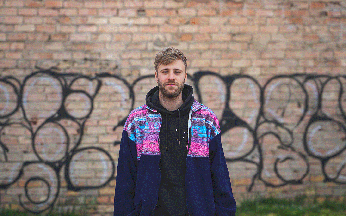 Aaron Hagedorn vor einer Backsteinwand