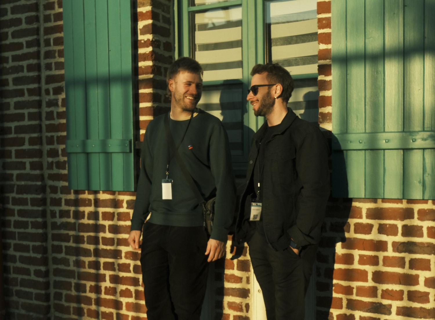 Josua und Aaron Hagedorn vor einem Backsteinhaus mit grünen Fensterläden