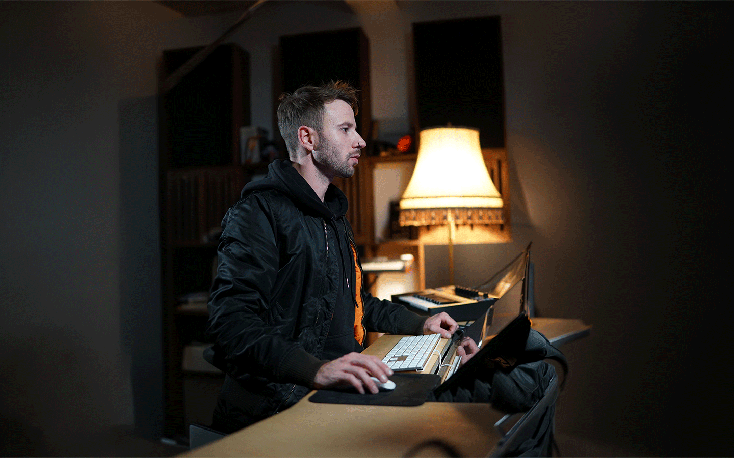 Josua Hagedorn im Studio am Pult