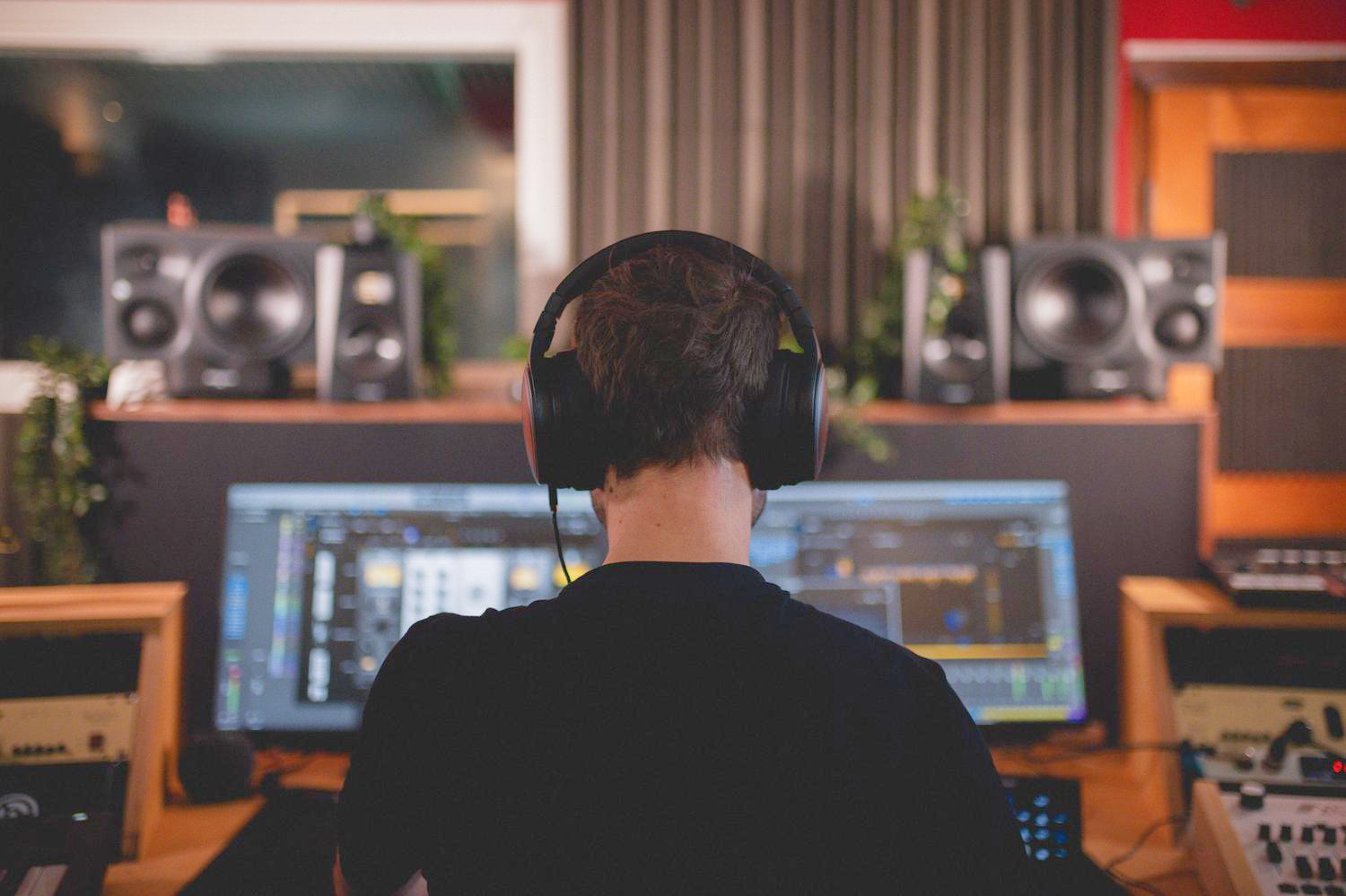 Mixing- und Mastering-Session am Studio-Pult
